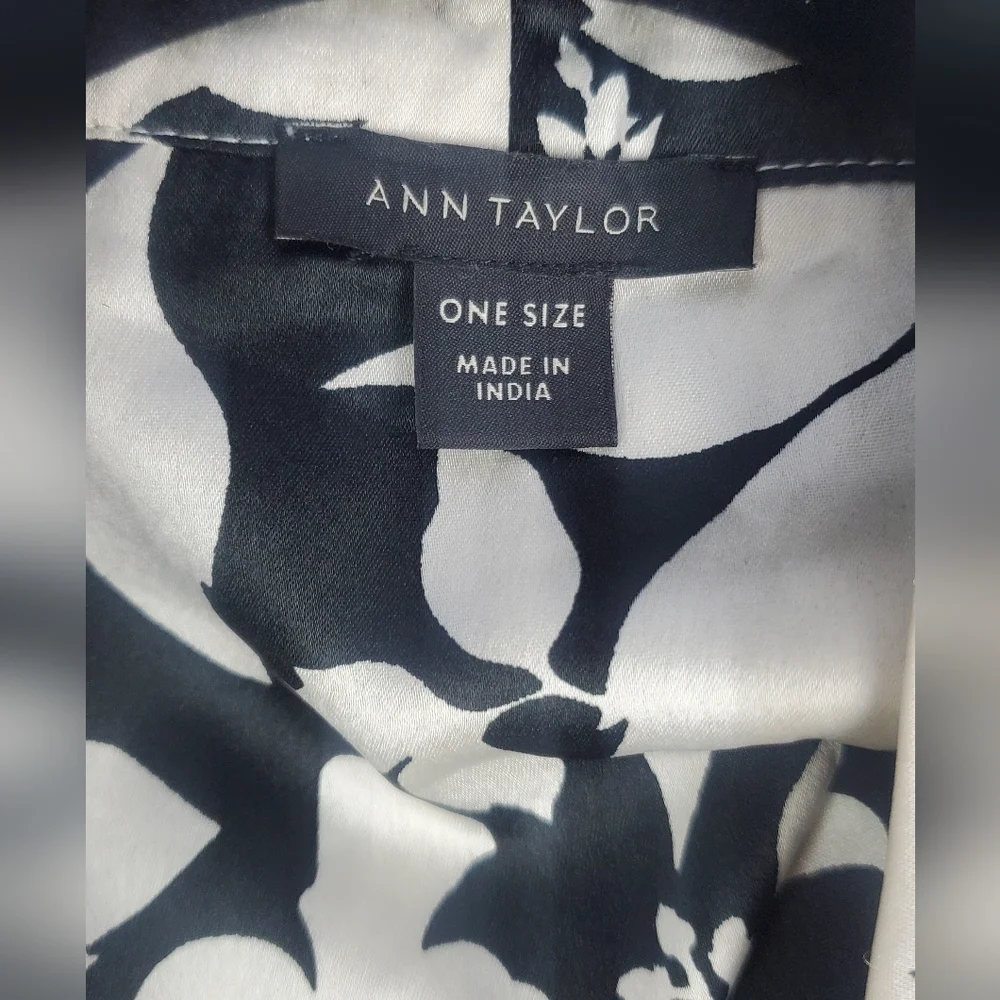 Ann Taylor One‎ Size kimono/Robe black/ white flowers Silky feeling
